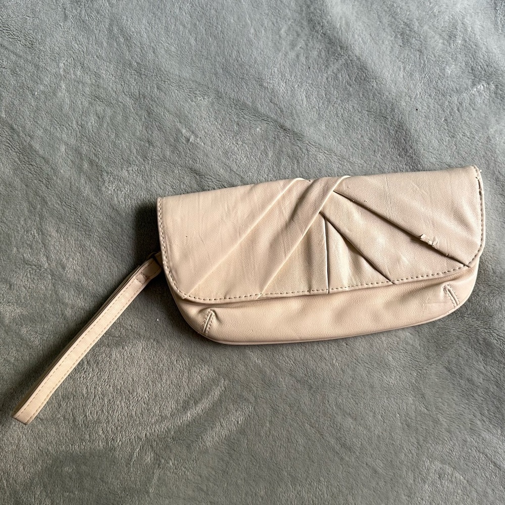 White clutch 🤍